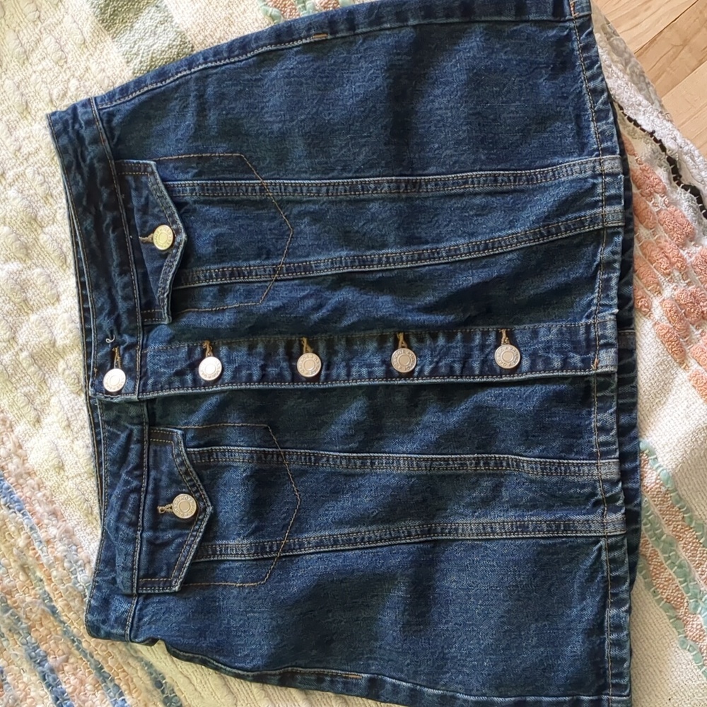 Short denim skirt from the brand Garage. Size medium.